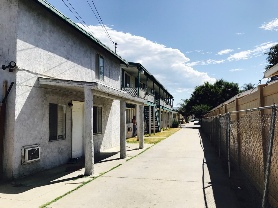 2340 Sepulveda Ave in San Bernardino, CA - Foto de edificio