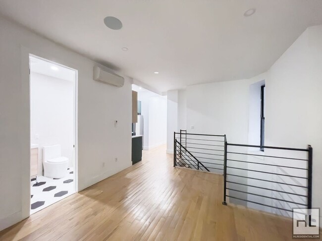 PUTNAM AVENUE / Spacious 2-Bed 1/5 Bath Du in Brooklyn, NY - Building Photo - Building Photo