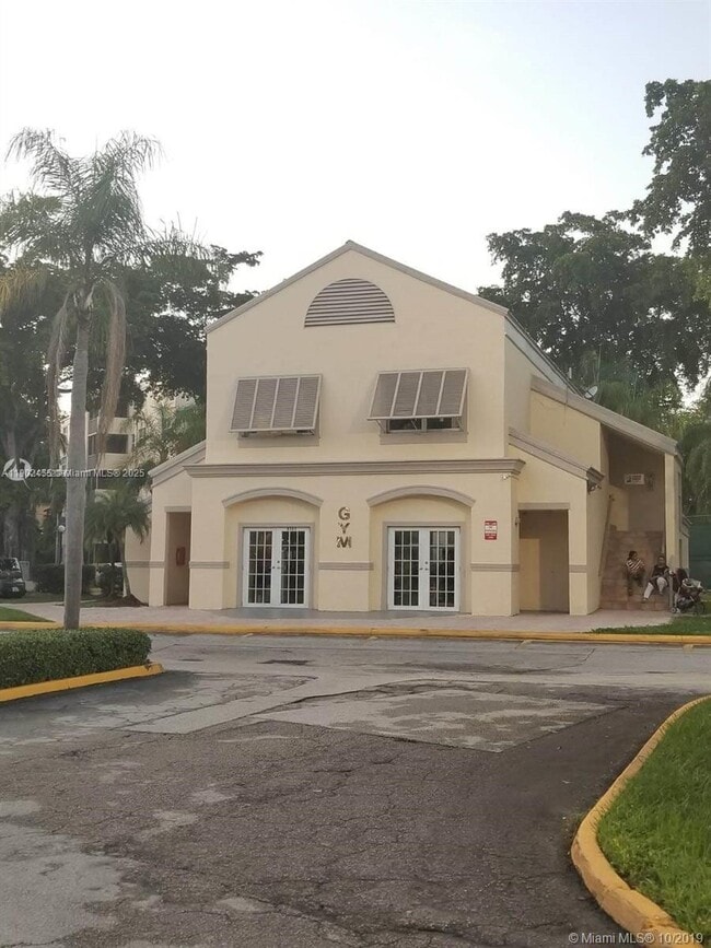 8290 Lake Dr in Doral, FL - Foto de edificio - Building Photo