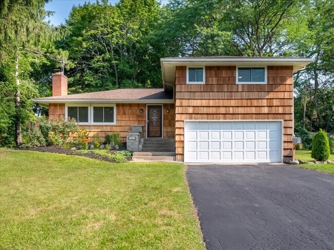property at 7 Courtenay Cir