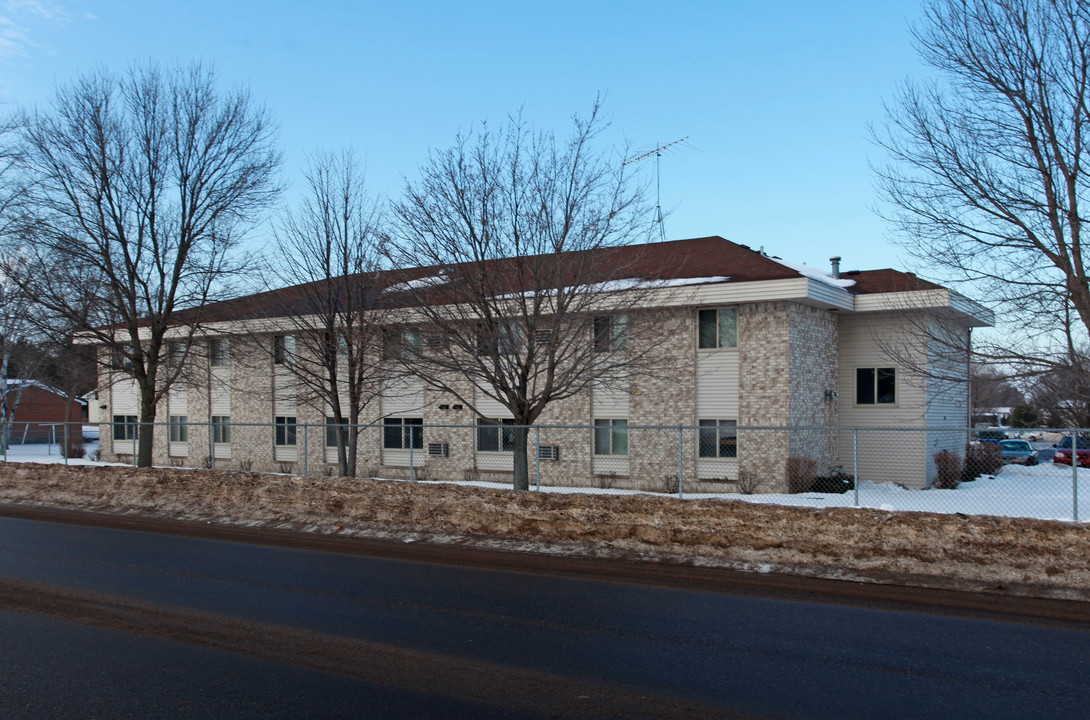 Falls Manor Apartments in Little Falls, MN - Foto de edificio