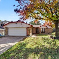 1009 W Hills Terrace in Fort Worth, TX - Building Photo