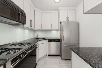 300 E 40th St in New York, NY - Building Photo - Building Photo