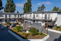 Portico in Fullerton, CA - Foto de edificio - Building Photo