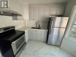 137 Jansen Ave in Kitchener, ON - Building Photo - Building Photo