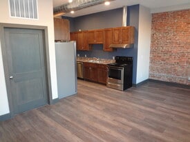 320 E Main St, Unit 200 in Ottumwa, IA - Building Photo