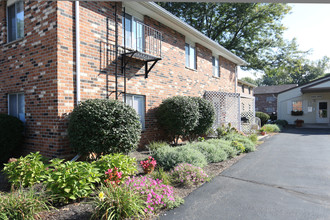 Oakwood Manor Apartments in Fairport, NY - Building Photo - Building Photo