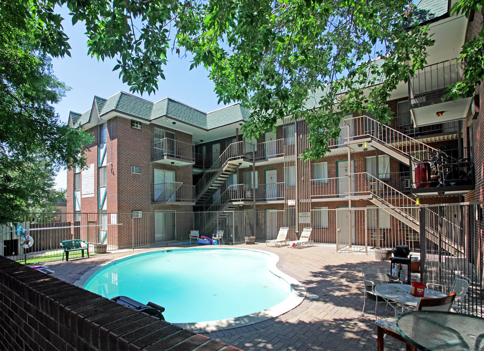 Penn Court Apartments in Englewood, CO - Building Photo