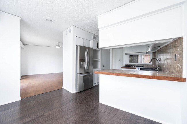property at 8211 Katy Fwy