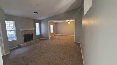 317 Peachtree Dr in Riverdale, GA - Foto de edificio - Building Photo