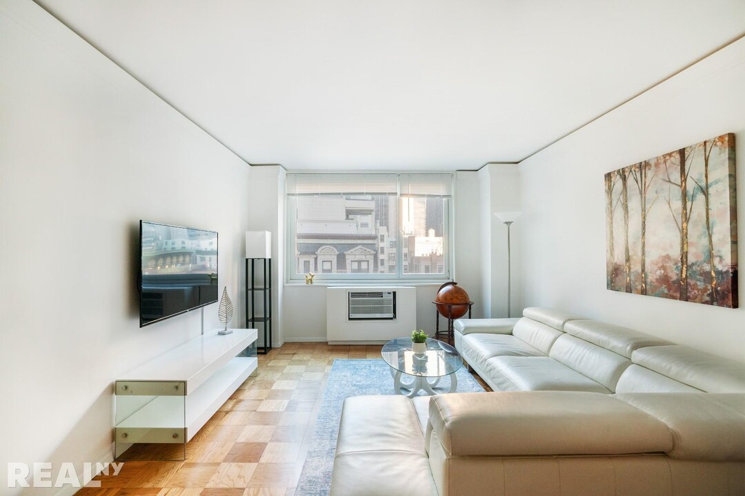 271 W 47th St in New York, NY - Building Photo