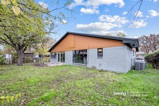 1710 Duncan Way in Carrollton, TX - Building Photo