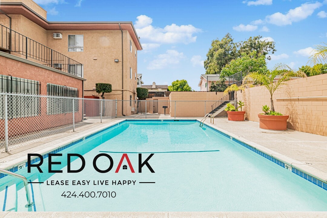 15005 Sherman Way in Los Angeles, CA - Building Photo
