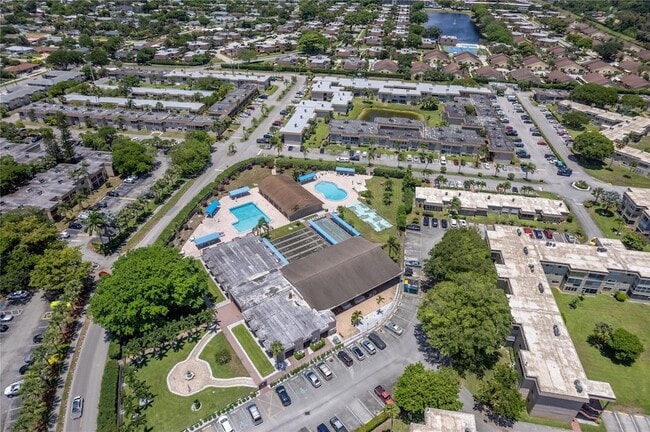 701 Lori Dr, Unit 205 in Palm Springs, FL - Building Photo - Building Photo