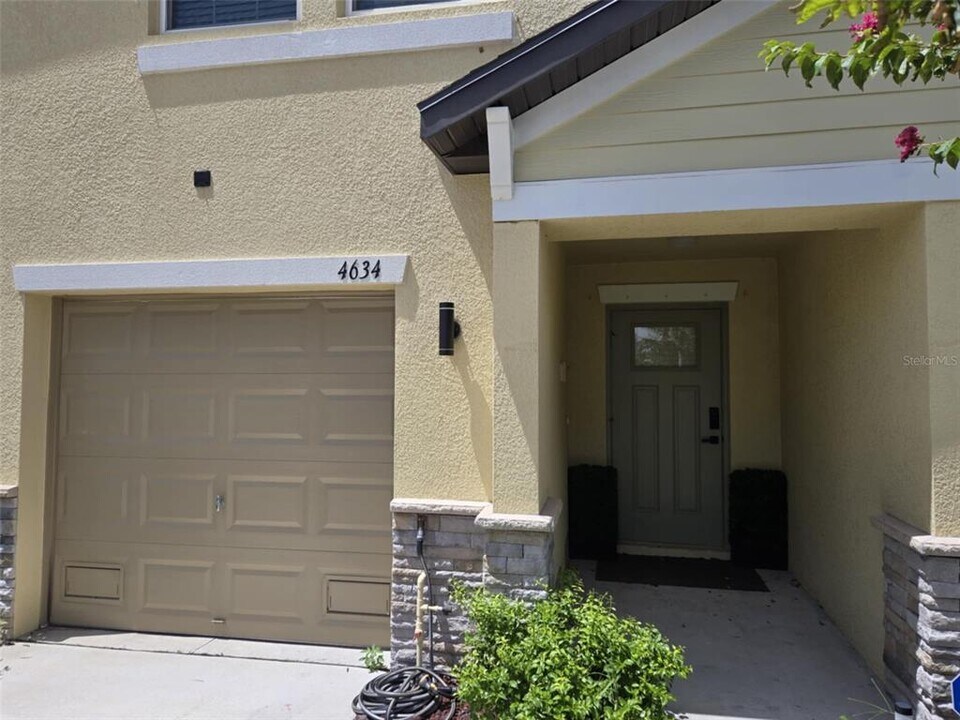 4634 Willet Cooper Ct in Tampa, FL - Foto de edificio