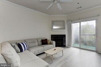 5105 Travis Edward Way in Centreville, VA - Building Photo - Building Photo