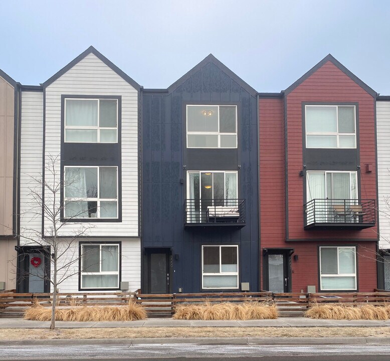 5559 W 10th Ave in Lakewood, CO - Foto de edificio