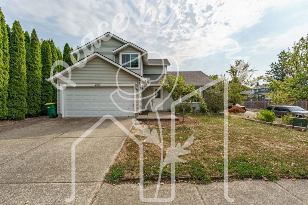 2521 Strasburg Dr in Forest Grove, OR - Building Photo