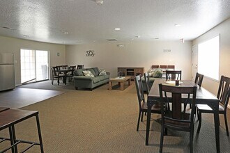 FAIRMONT HILLS APARTMENTS in Fairmont, WV - Foto de edificio - Building Photo