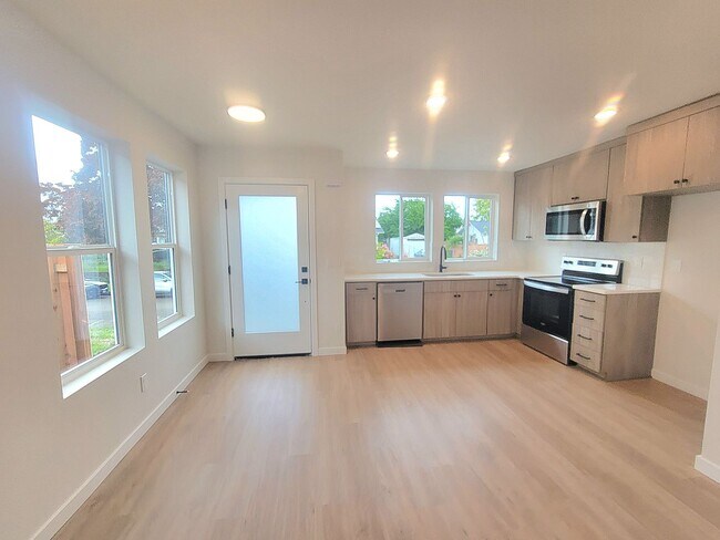 5734 NE 10th Ave, Unit B in Portland, OR - Building Photo - Building Photo