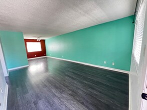 832 Redondo Ave in Long Beach, CA - Foto de edificio - Building Photo