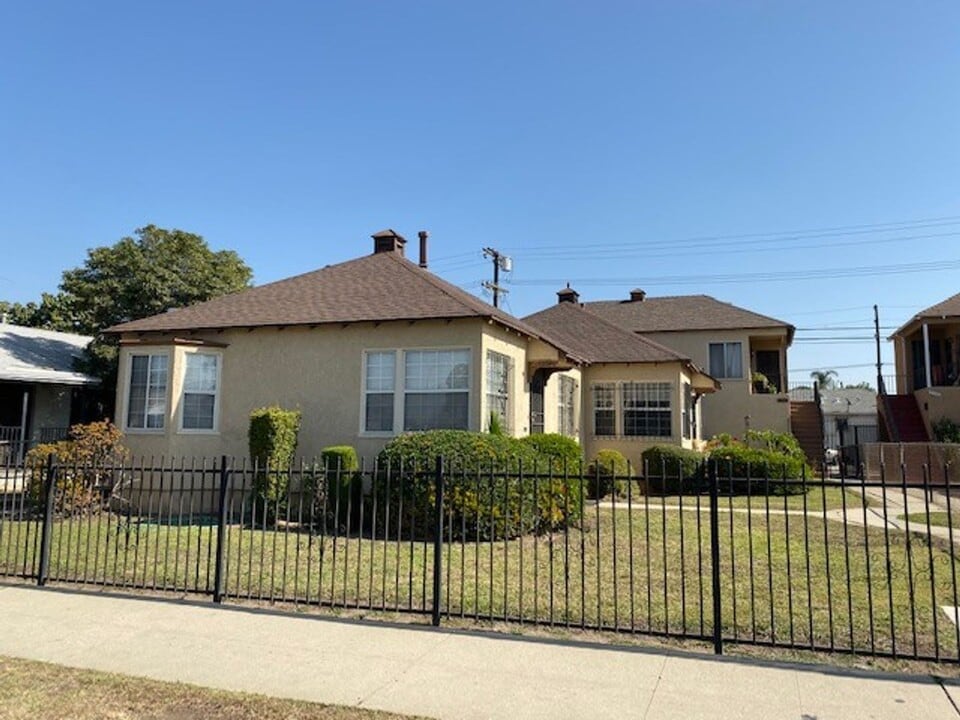 9300-9304 S Manhattan Pl in Los Angeles, CA - Building Photo