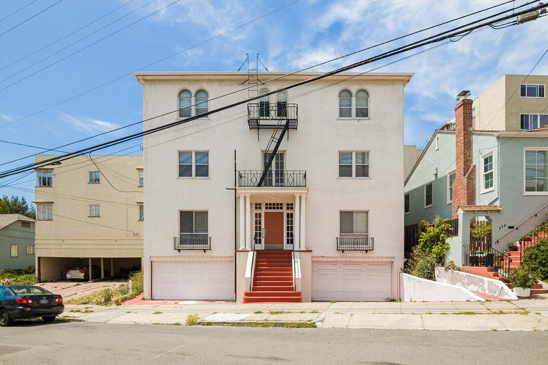 573 Wesley Ave in Oakland, CA - Foto de edificio