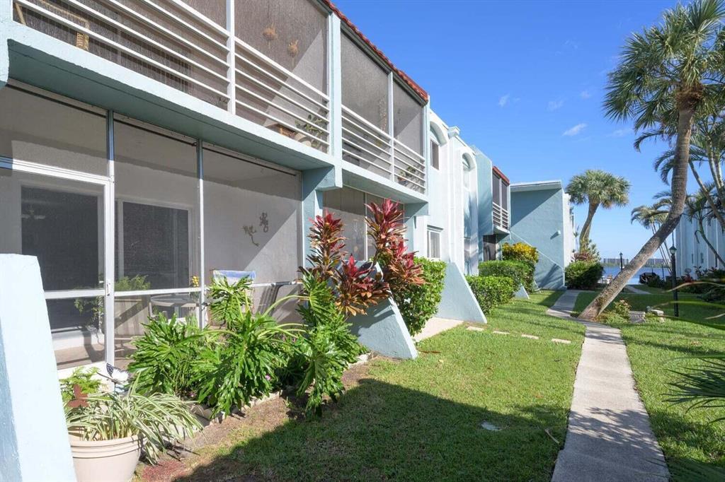 1430 S Lakeside Dr, Unit 22 in Lake Worth, FL - Building Photo