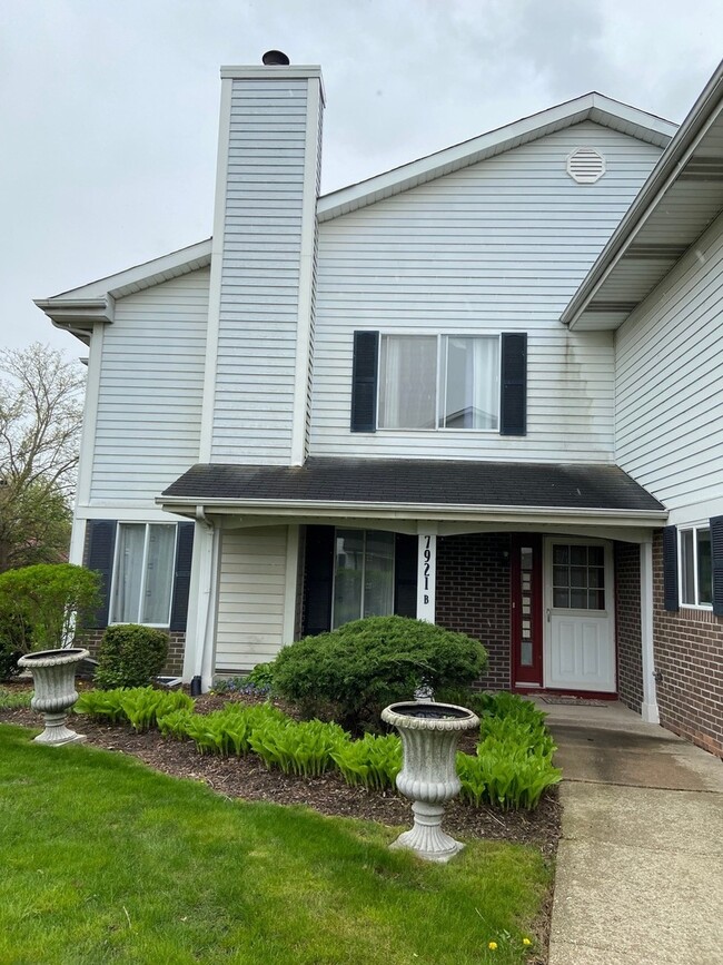 property at 7921 Knottingham Cir