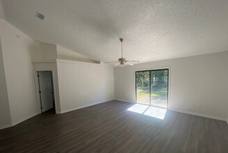 2333 Tigress Ln in Middleburg, FL - Foto de edificio - Building Photo