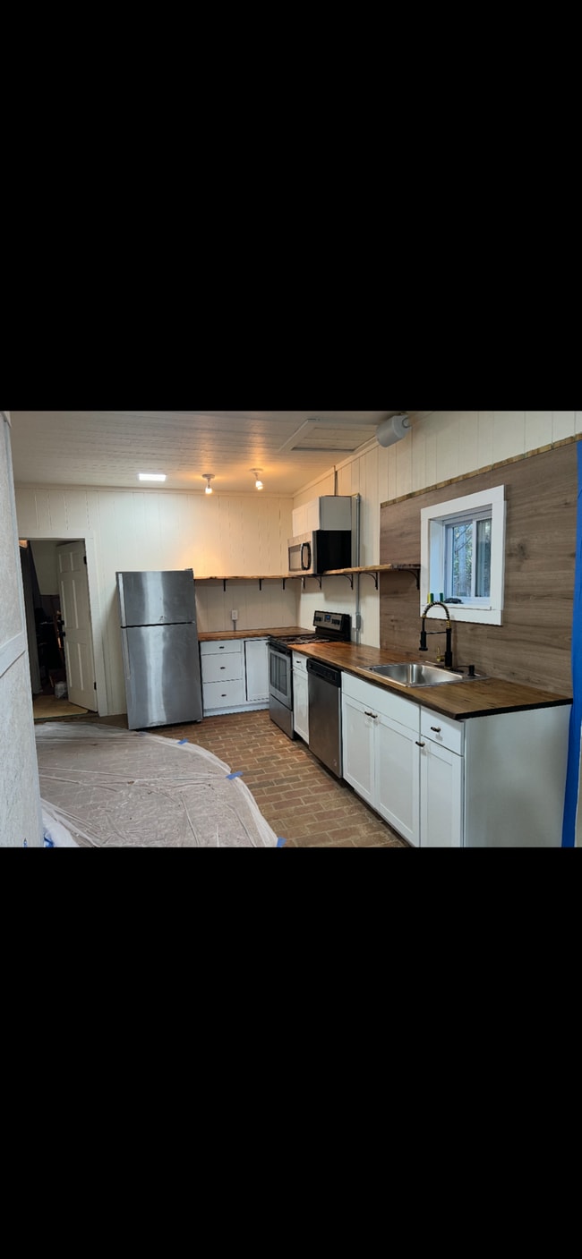 767 S River Rd in Tryon, NC - Foto de edificio - Building Photo