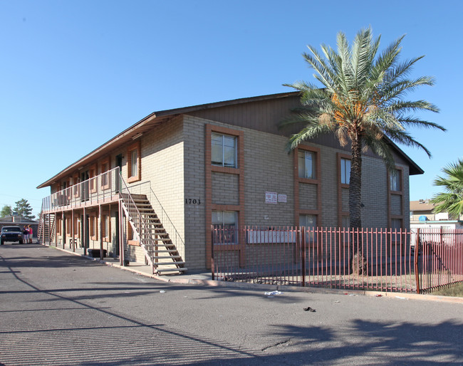 1703 W Mountain View Rd in Phoenix, AZ - Foto de edificio - Building Photo