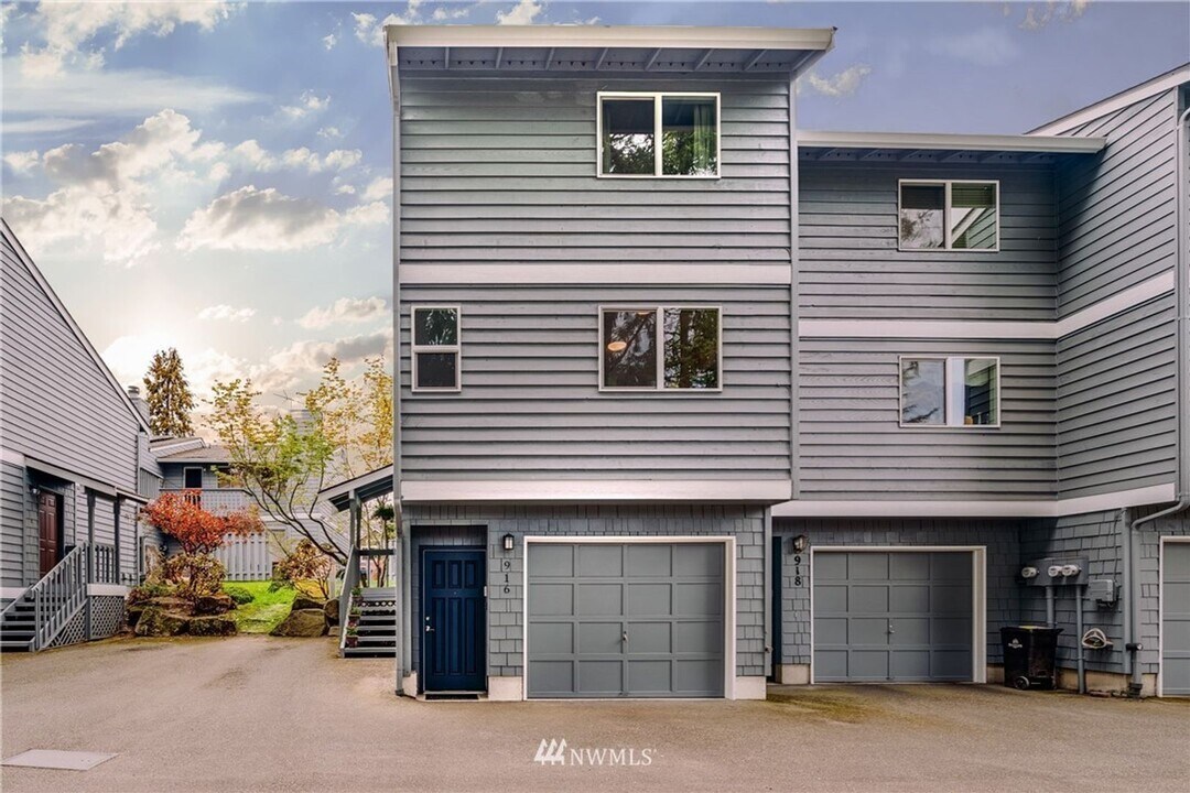 916 N 165th St in Shoreline, WA - Building Photo