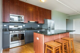 437 W Division St, Unit 610 in Chicago, IL - Building Photo - Building Photo