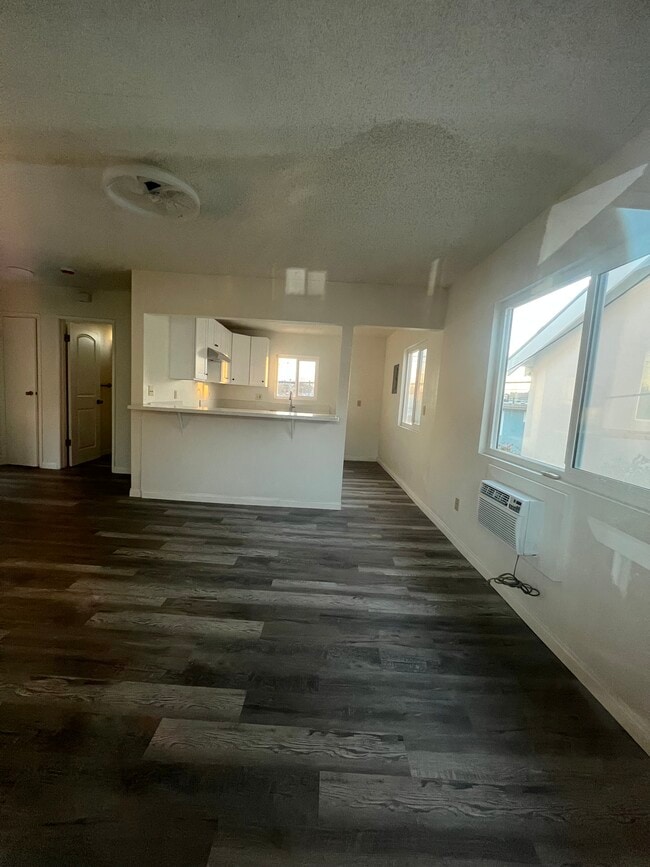 5666 1/2 Fayette St
