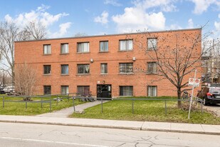 695 Marcel-Laurin Boul in St. Laurent, QC - Building Photo