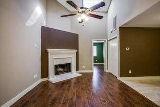 6646 E Lovers Ln, Unit 910 in Dallas, TX - Foto de edificio - Building Photo