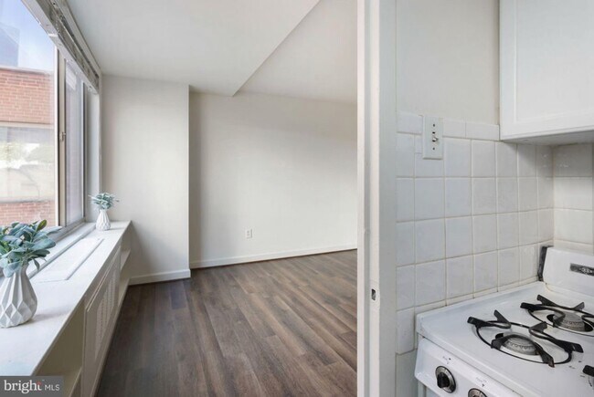 1121 ARLINGTON, Unit 422 in Arlington, VA - Foto de edificio - Building Photo