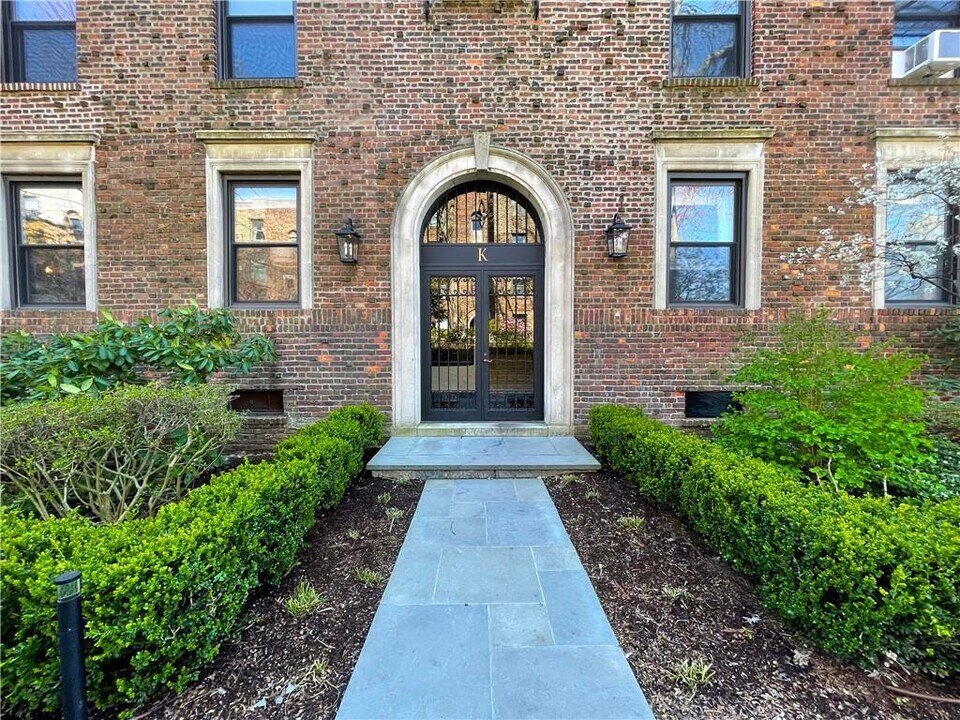 64 Sagamore Rd in Bronxville, NY - Building Photo