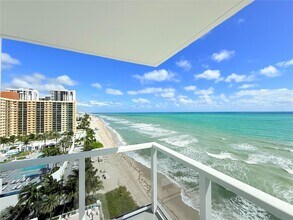 2751 S Ocean Dr in Hollywood, FL - Foto de edificio - Building Photo