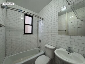 51-17 Skillman Ave in Queens, NY - Foto de edificio - Building Photo