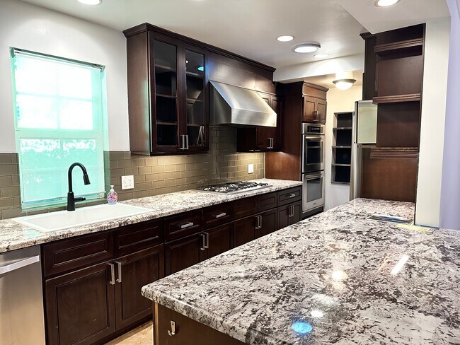 18406 Bessemer St in Tarzana, CA - Building Photo - Building Photo