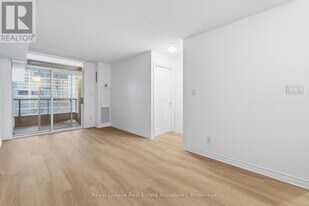 3880 Duke of York Blvd in Mississauga, ON - Building Photo