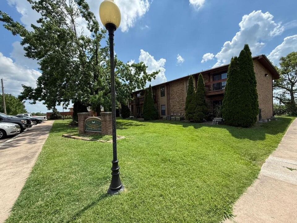 122 Fairway Ave in Monett, MO - Building Photo