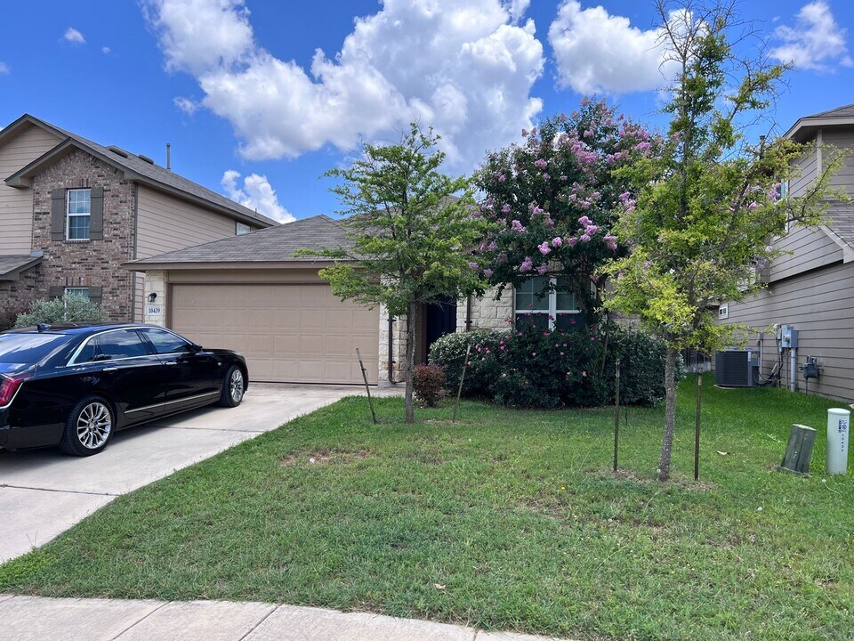 10439 Rhyder Ridge in San Antonio, TX - Building Photo
