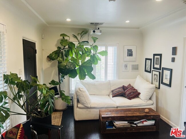 8916 Cadillac Ave in Los Angeles, CA - Building Photo - Building Photo