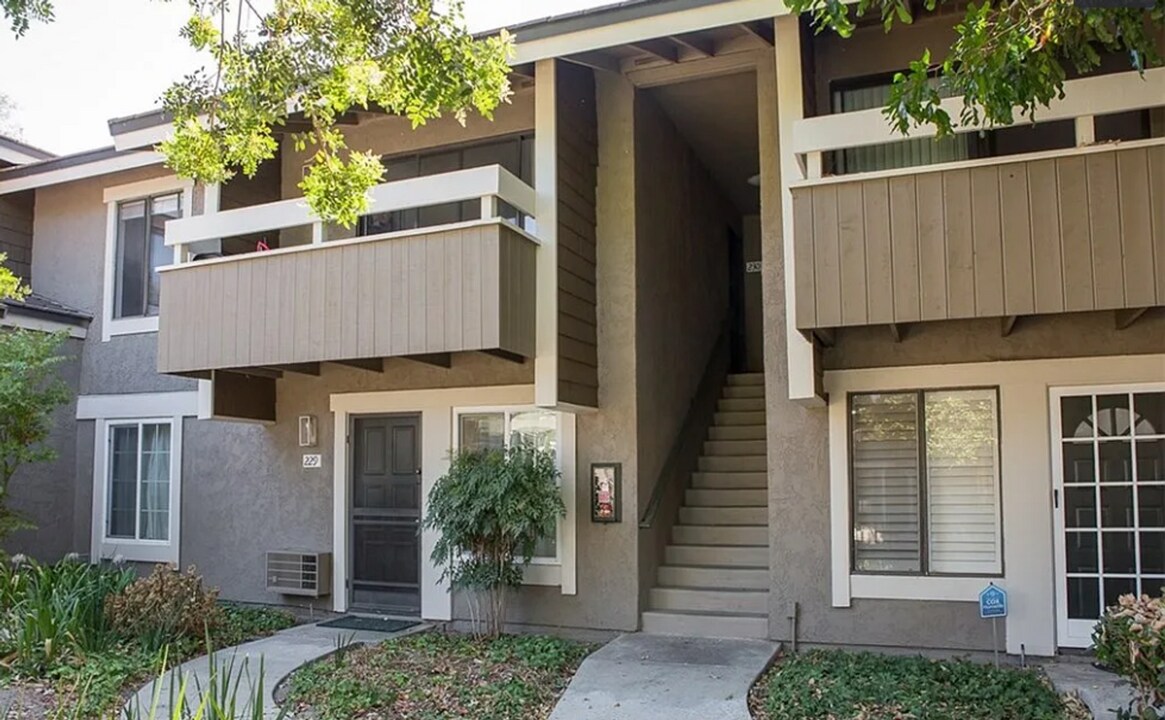 230 Springview in Irvine, CA - Building Photo