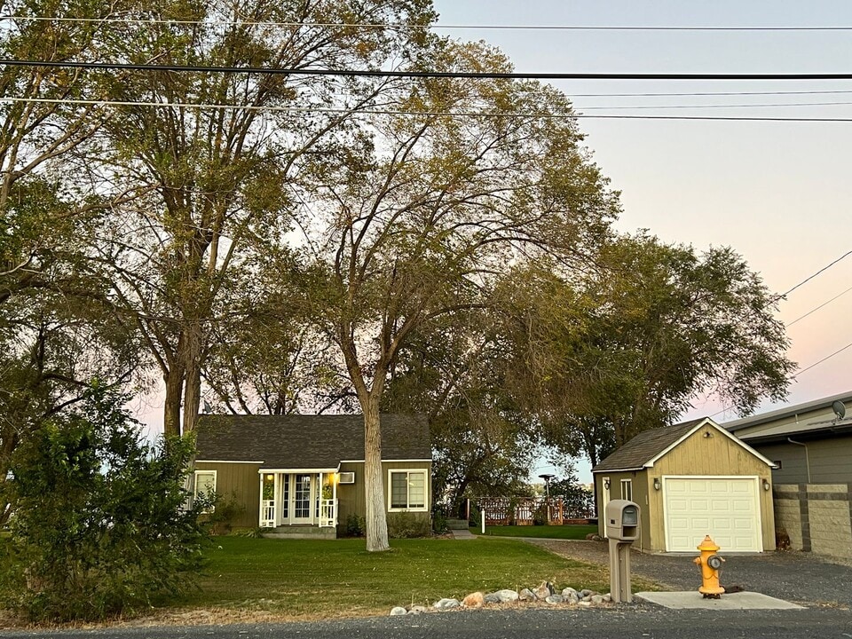 2165 Westshore Dr NE in Moses Lake, WA - Building Photo
