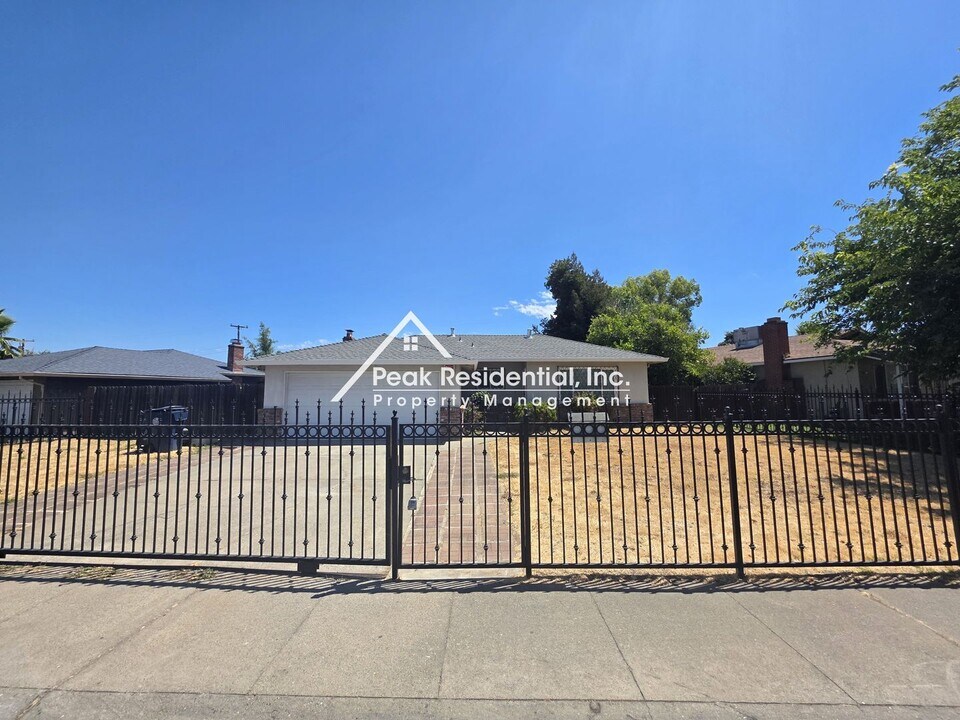 7555 Tamoshanter Way in Sacramento, CA - Building Photo