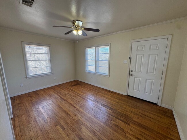 2011 38th St in Lubbock, TX - Building Photo - Building Photo